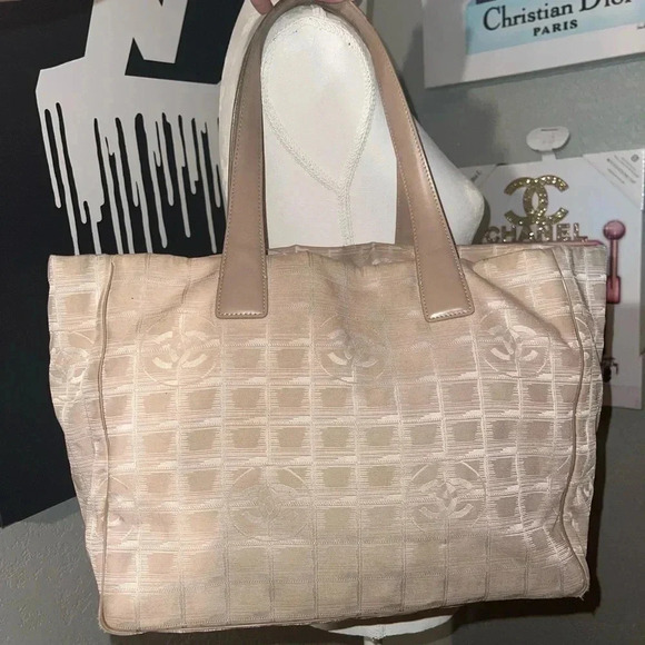 CHANEL
MEDIUM Travel Ligne Tote - Picture 11 of 16